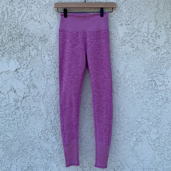 Alo Yoga - High-Waist Alosoft Lounge Legging in Electric Violet Heather - Picture 4 of 6